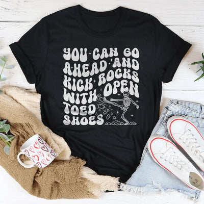 Puedes seguir adelante y patear piedras con zapatos abiertos.