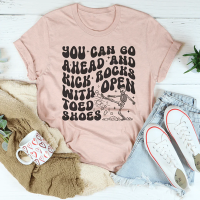 Puedes seguir adelante y patear piedras con zapatos abiertos.