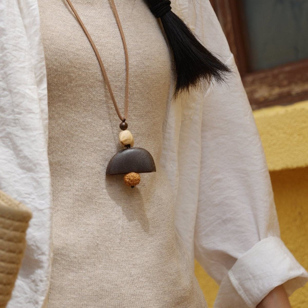 La Cloche Zen - Collier Pendentif Minimaliste en Graine et Rudraksha