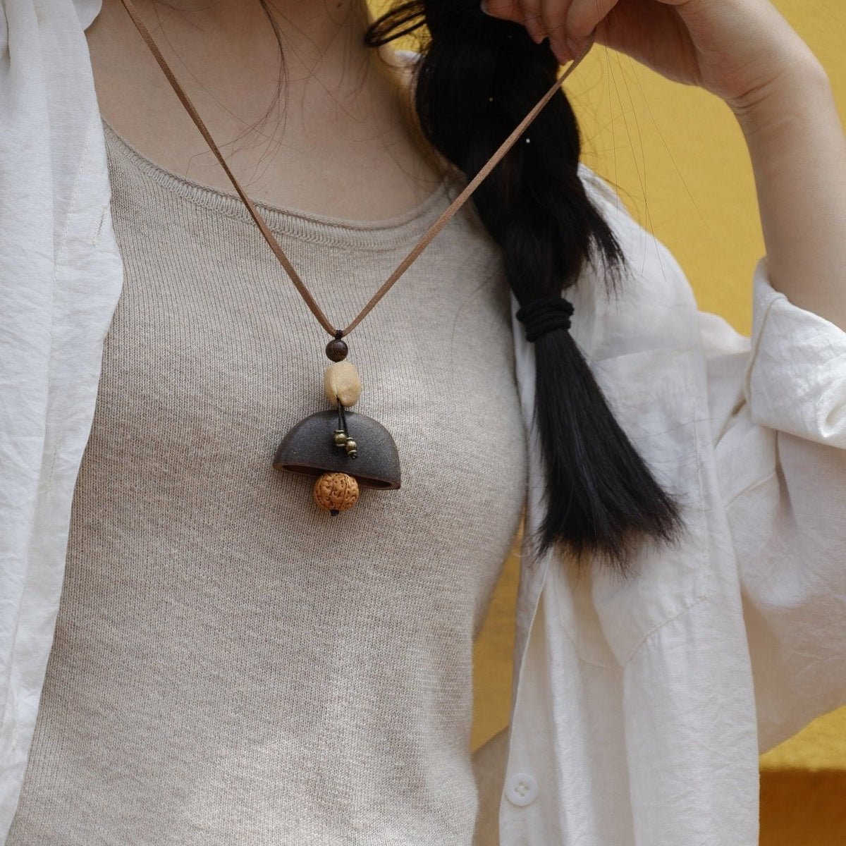 La Cloche Zen - Collier Pendentif Minimaliste en Graine et Rudraksha